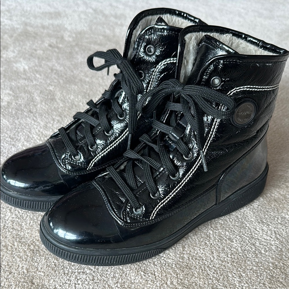OLANG boots with built in ice grips